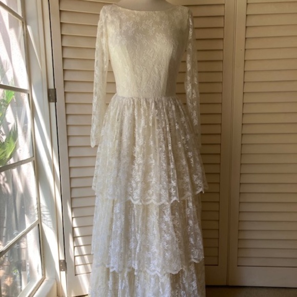 Vintage Ivory Lace Wedding Gown - Picture 1 of 16